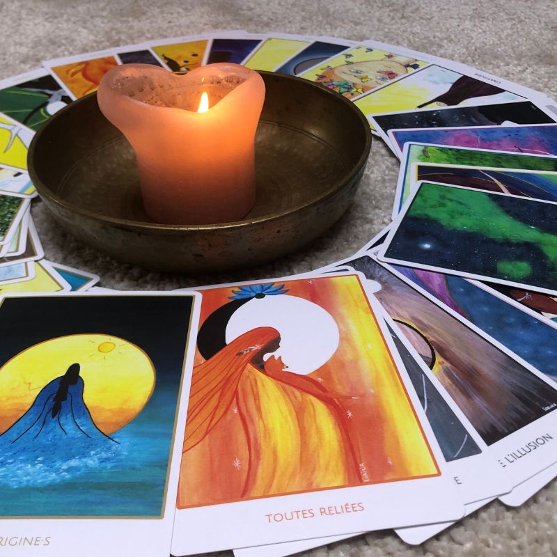 Jeu complet des Cartes Révelle illustrées par Lorina, oracle féminin étalé en cercle montrant la diversité des couleurs et des messages pour la conscience des cycles.