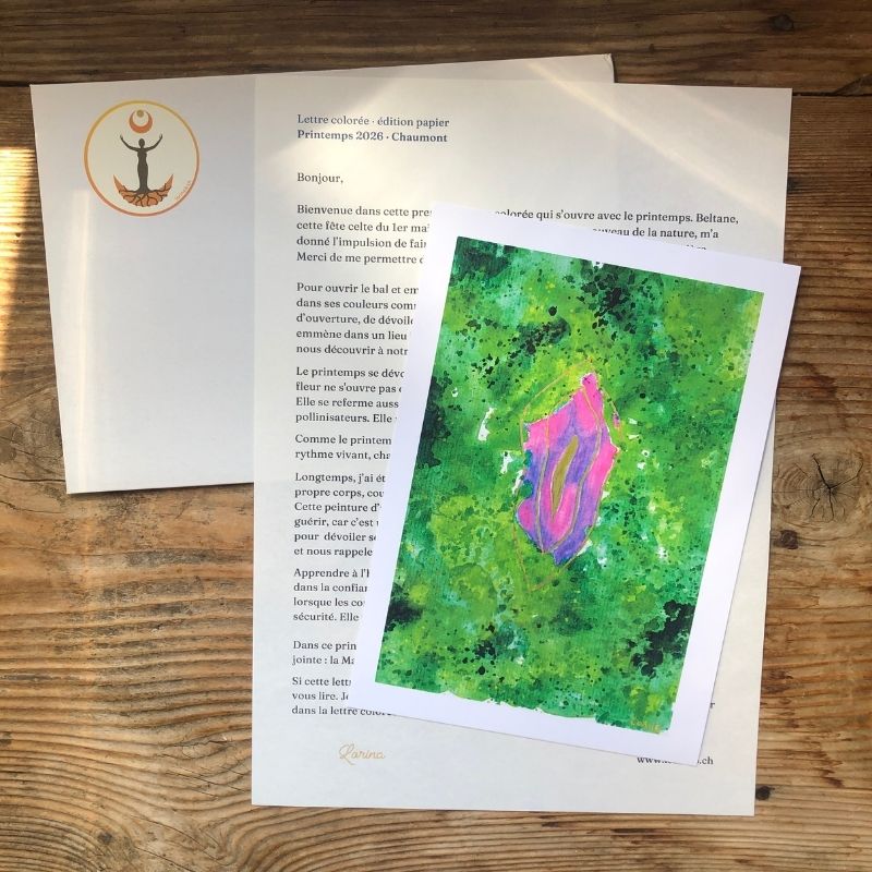 Jeu complet des Cartes Révelle illustrées par Lorina, oracle féminin étalé dans l'herbe montrant la diversité des couleurs et des messages pour la conscience des cycles.